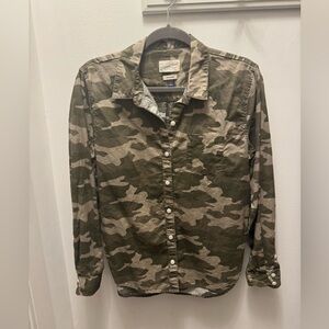 Universal Thread Camouflage Button-Down Shirt Size Medium